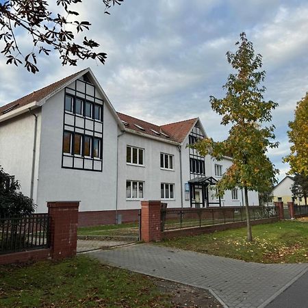 Fc-Apartmenthaus Falkensee Mit Grossem Garten Und Pkw Stellflaechen Εξωτερικό φωτογραφία